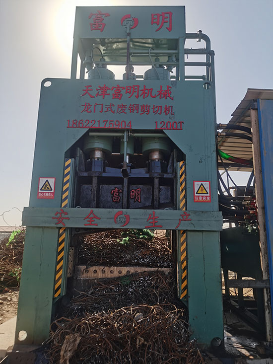 金属破碎机,钢筋切粒机,非金属打包机,废钢抓钢机,龙门式废钢剪切机.jpg